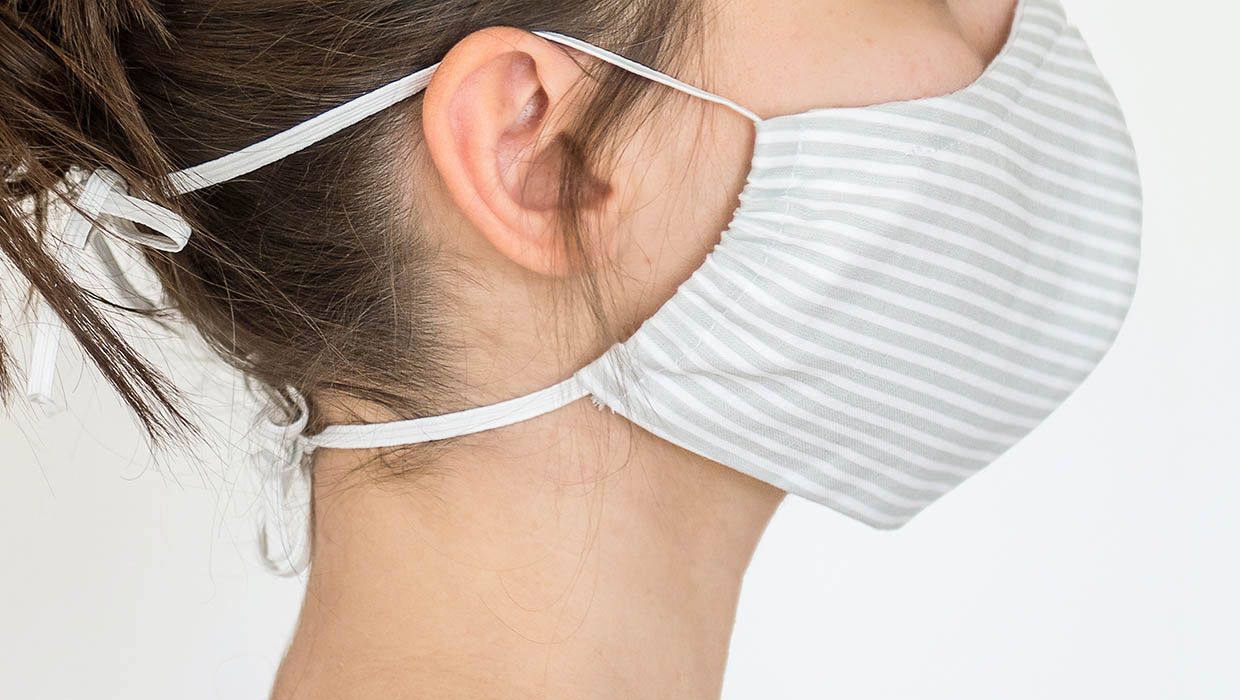 een mondmasker en een hoorapparaat: geen makkelijke combinatie